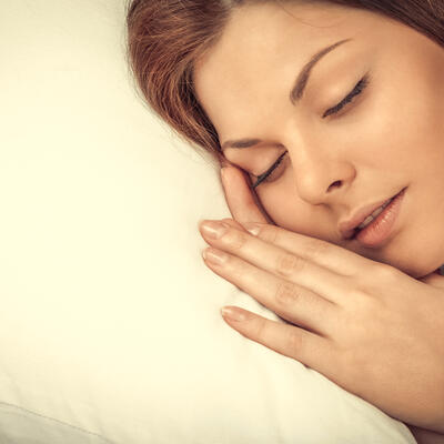 RECITE ZBOGOM NESANICI: 5 prirodnih napitaka, koji će vam pomoći da se opustite i lakše zaspite!
