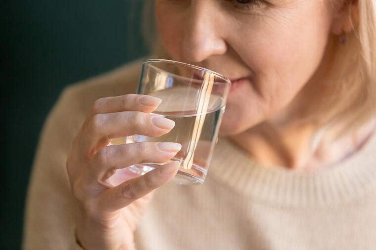 NAPRAVITE PLAN I DRŽITE GA SE: 5 trikova koji pomažu da popijete tih 8 čaša vode!