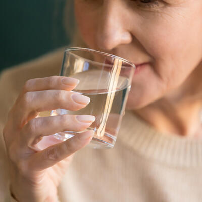NAPRAVITE PLAN I DRŽITE GA SE: 5 trikova koji pomažu da popijete tih 8 čaša vode!