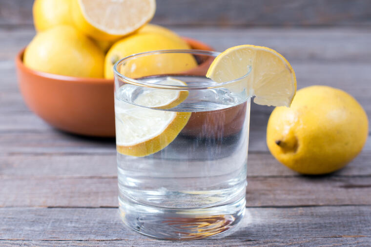 Nije naučno dokazano da topla voda sa limunom može smajiti kilažu