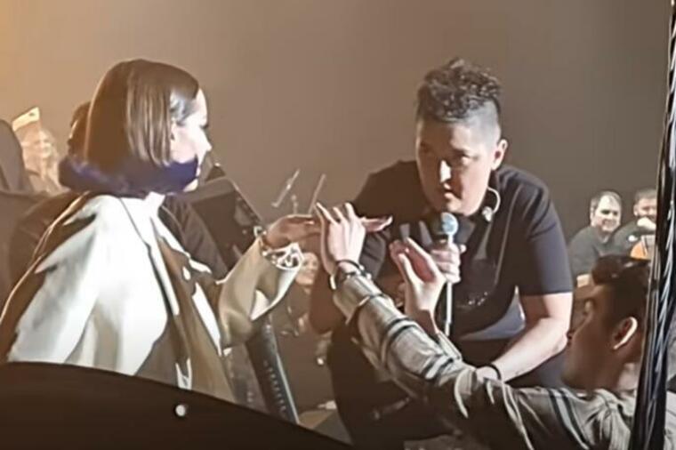 URNEBESNA SCENA NA KONCERTU MARIJE ŠERIFOVIĆ: Pevačica pomagala Jovanu da smuva Saru Jo, posle izjave ljubavi! (VIDEO)