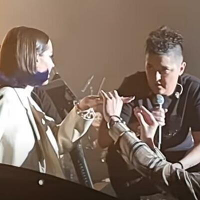 URNEBESNA SCENA NA KONCERTU MARIJE ŠERIFOVIĆ: Pevačica pomagala Jovanu da smuva Saru Jo, posle izjave ljubavi! (VIDEO)