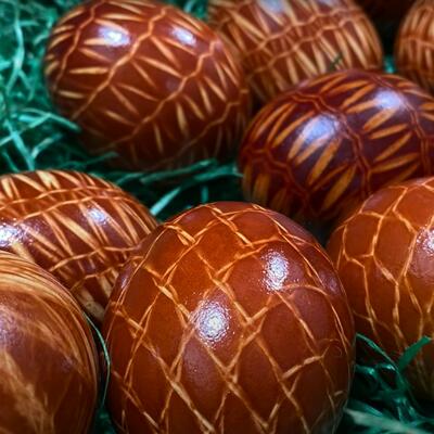 POTREBNE SU VAM SAMO VREĆE OD KROMPIRA I LUKOVINA: Ovo su najlepše ofarbana jaja za USKRS - potpuno prirodno! (VIDEO)
