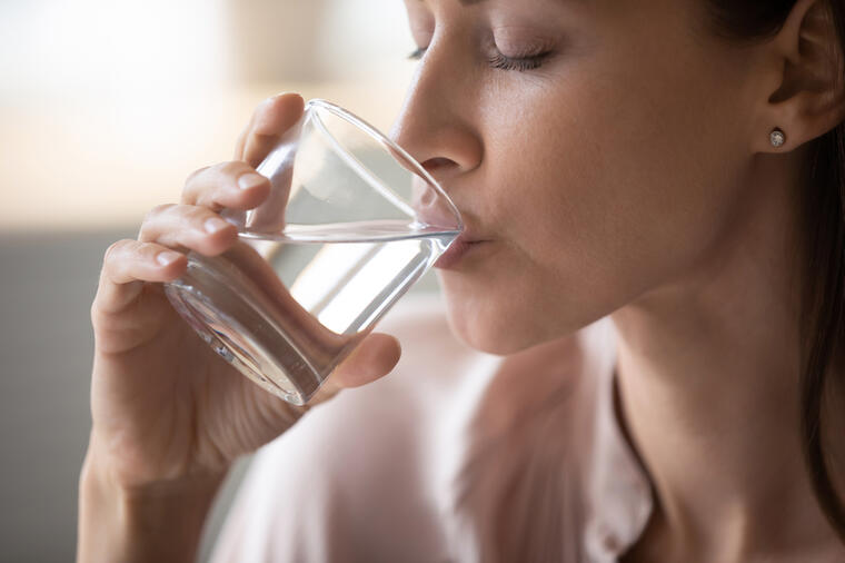 Nije naučno dokazano da ispijanje tople vode ima benefite za telo