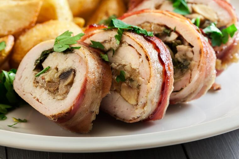 RUČAK ZA DANAS: Rolovana piletina sa slaninom i spanaćem! (RECEPT)