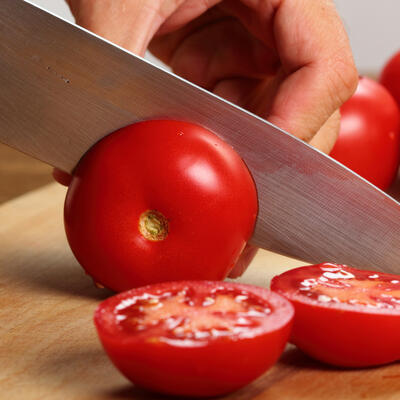 OVE NAMIRNICE SMO DO SADA SVI POGREŠNO SECKALI: Ovako se pravilno seče paradajz, a ovako luk!