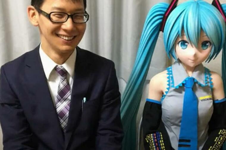 NE ŽELI LJUDSKOG PARTNERA, ŠOKIRAO CEO SVET: Oženio se hologramom, koji je pratio LEJDI GAGU na turneji! (VIDEO)
