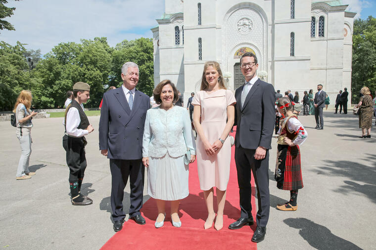 Zavela princa dok je bila u braku i od tad se ne odvaja od njega: Sinovi mu okrenuli leđa, a unuka nije viđao godinama