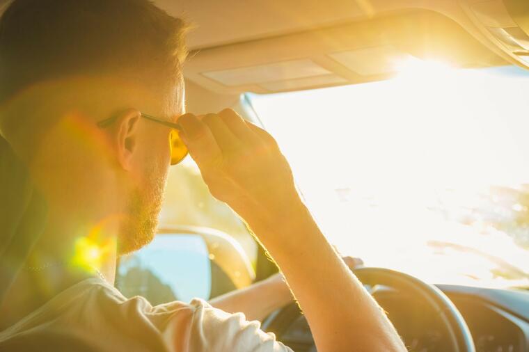 VOZITE BEZ OMETANJA SUNČEVIH ZRAKA I ULIČNIH SVETALA: Sve što vam treba su OVE naočare za vožnju!