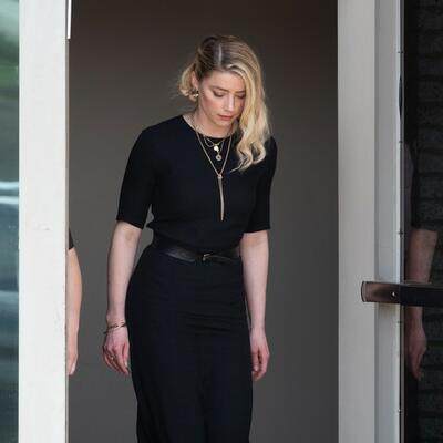 INTERNET SE USIJAO! SAHRANILA JE SEBE: Ukleta haljina koju je Amber Herd nosila 3 puta na suđenjima krije OVU poruku!