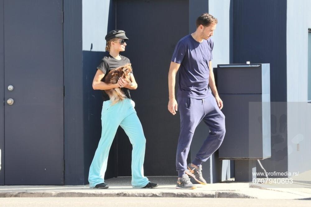 Paris Hilton u šetnji sa svojim suprugom