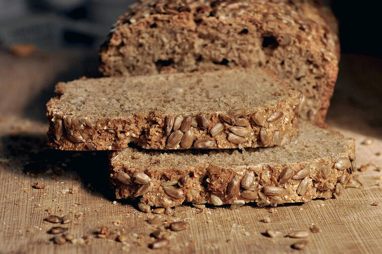 SAVRŠEN ZA DIJABETIČARE I ONE KOJI SU NA DIJETI: Napravite najukusniji hleb bez brašna i kvasca