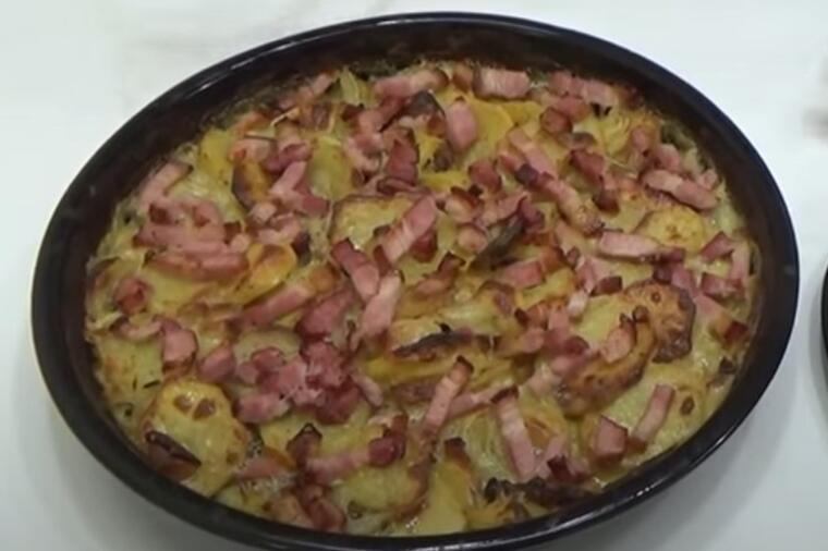 RUČAK ZA DANAS: Najukusniji krompir iz rerne sa hrskavom slaninicom - obrok koji se lepi za nepca