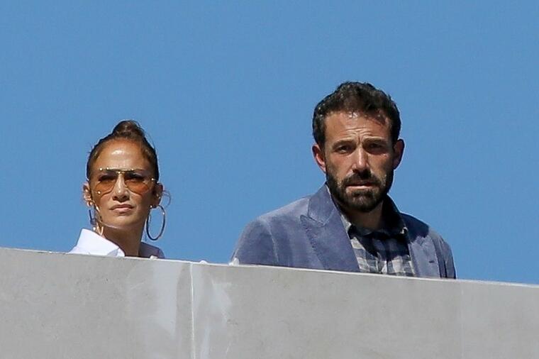 "ONA GALAMI NA NJEGA KAO DA JE PAS": Kako zapravo izgledaju Dženifer Lopez i Ben Aflek kada misle da ih niko ne gleda