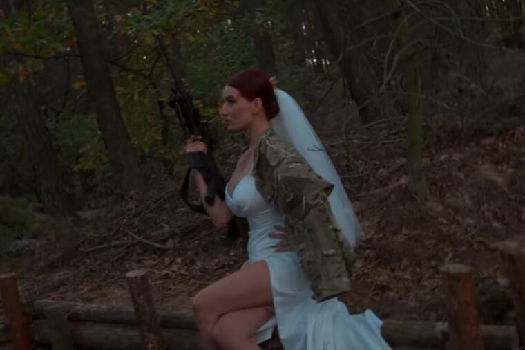 VENČANJE U ŠUMI I MLADA KAKVU SVET DO SADA NIJE VIDEO: O svadbi ove ukrajinske snajperistkinje bruje mreže
