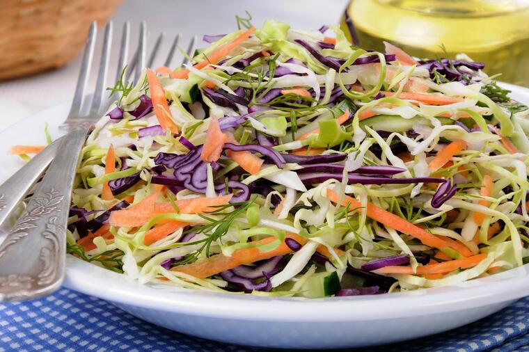 RIBANAC SE SPREMA NAJLAKŠE OD SVIH ZIMNICA: Nema ukusnije salate, a gotova je očas posla