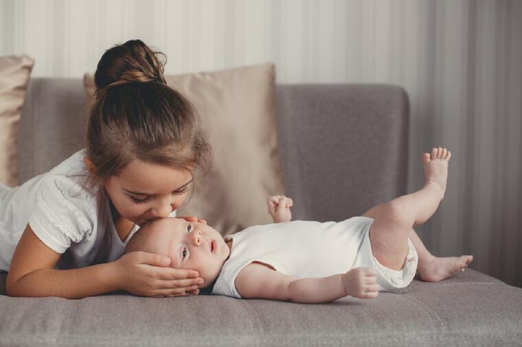 NAJLAKŠI NAČIN DA STARIJE DETE PRIPREMITE ZA DOLAZAK BEBE: 3 koraka za lakše prihvatanje brata ili sestre