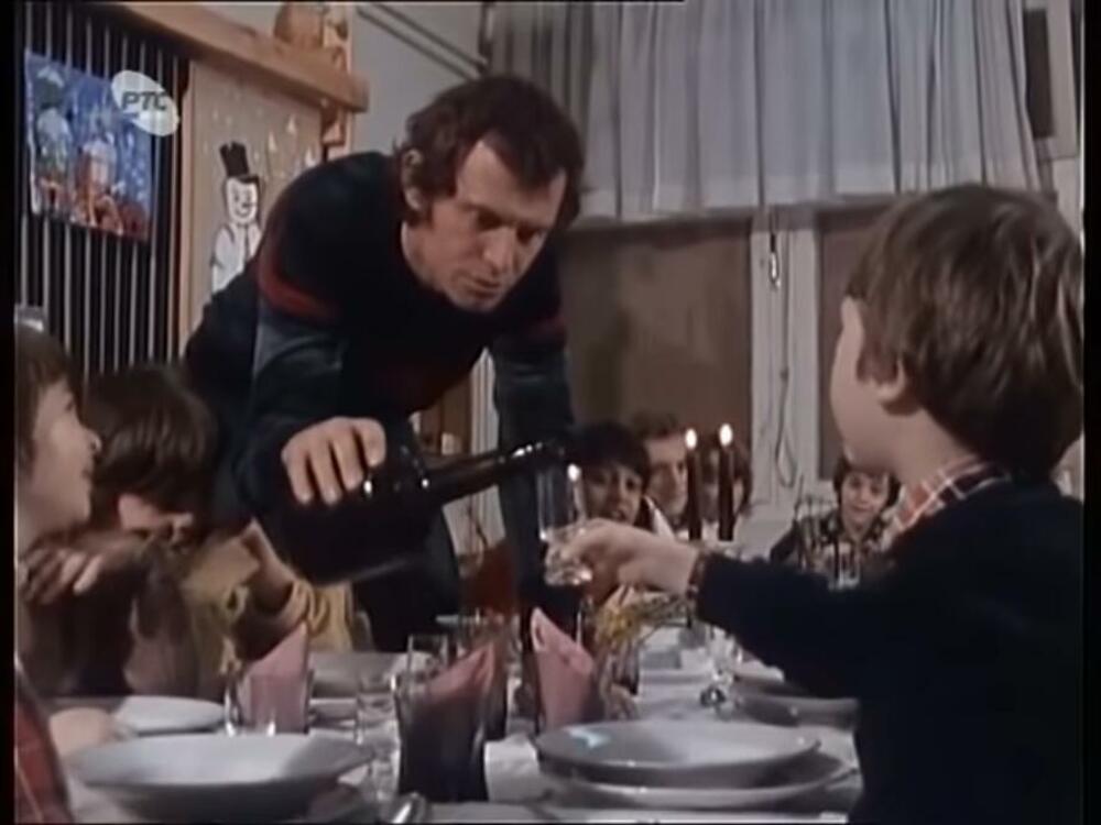 Branko Kockica deci je davao da poju rakiju  