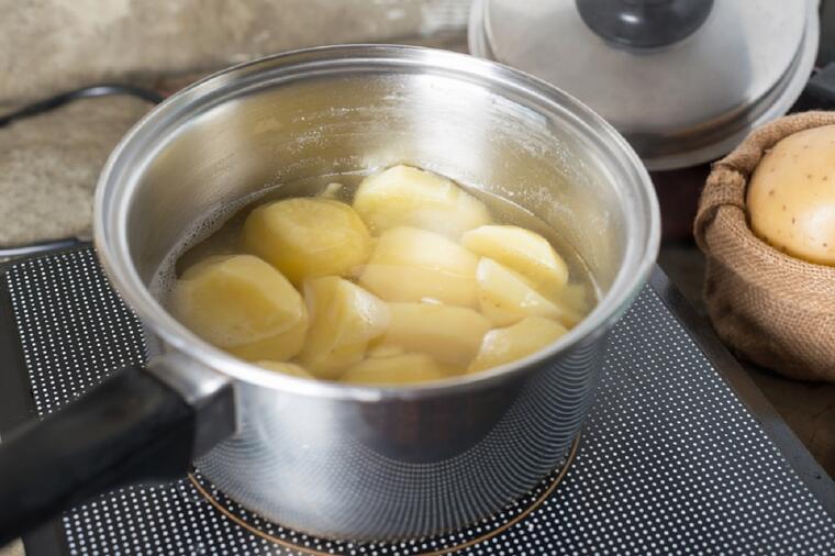JEDNOSTAVAN TRIK ZA PRIPREMU OMILJENOG JELA: Dodajte samo 3 sastojka i dobićete najbolji kuvani krompir koji ste probali
