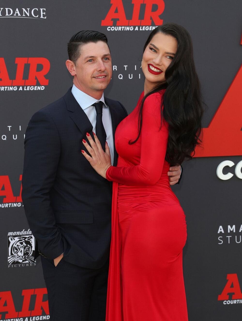 <p>Adrijana Lima je prisustvovala svetskoj premijeri filma "Air" u Los Anđelesu i tom prilikom je obukla vatreno crvenu usku haljinu</p>