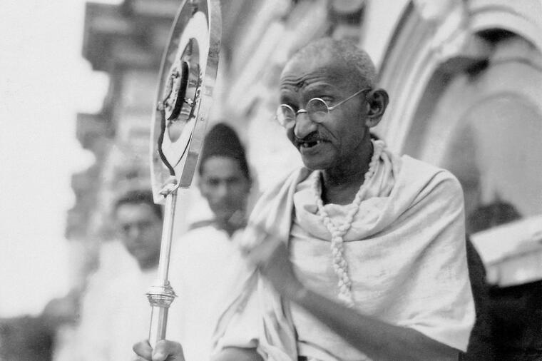SPAVAO JE PORED GOLIH DEVOJČICA MISLEĆI DA IMAJU MOĆ, KLISTIRAO JE SEBE I LJUBAVNICE: Mračna strana Mahatme Gandija