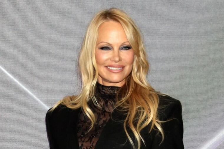 ČIPKA, ŠLJOKICE, BISERI: Pamela Anderson se pojavila na crvenom tepihu ZAKOPČANA DO GRLA i pokidala
