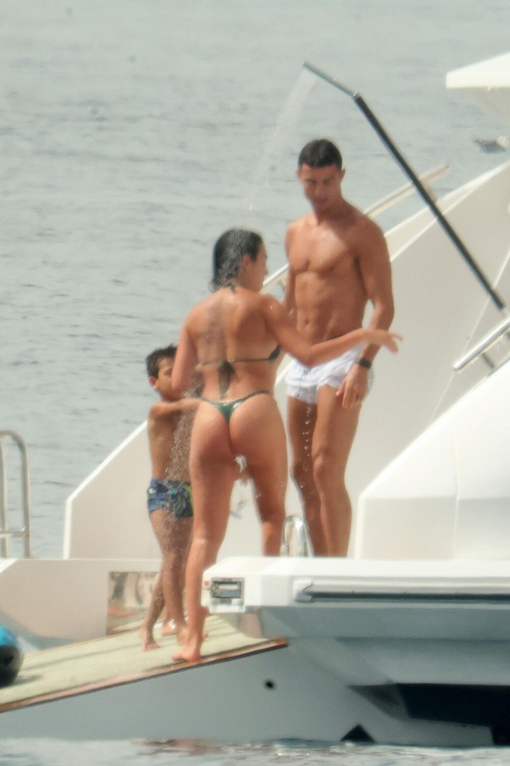 <p>Georgina Rodrigez obukla je bikini sa tanga gaćicama dok se sunčala na jahti sa Ronaldom i decom, ali nezadovoljstvo nije mogla da sakrije</p>
