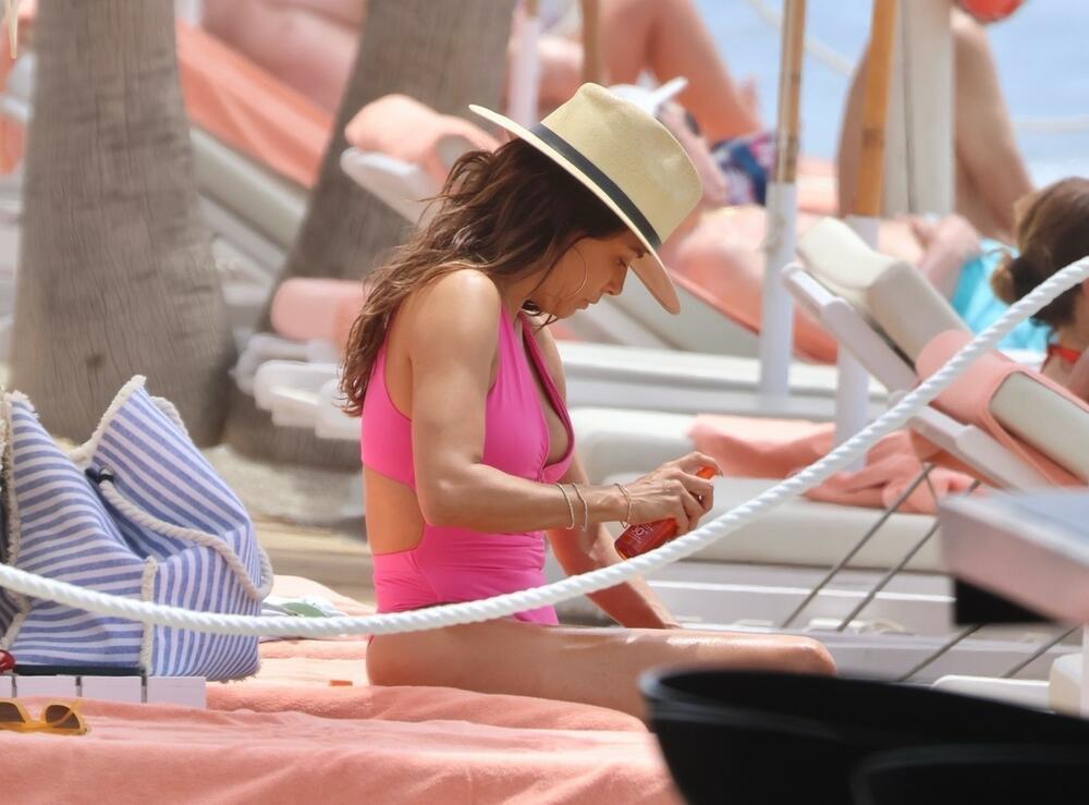 <p>Evo kako Eva Longorija izgleda na plaži i zbog čega se svi dive njenom telu.</p>