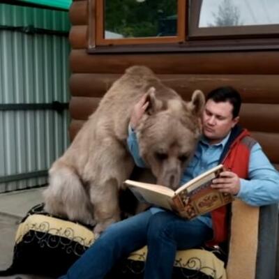 Ovo je najneverovatnija ruska porodica: Žive 30 godina s medvedim od 150 kg, a njihova svakodnevica ostavlja bez teksta