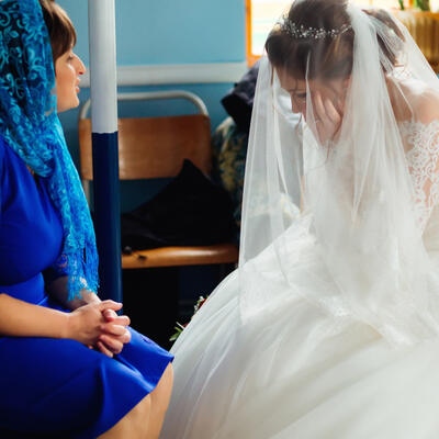 KAD JE UGLEDALA MLADU VIDELA JE DA POSTOJI PROBLEM: Svekrva na venčanju razotkrila surovu istinu, more suza su isplakali