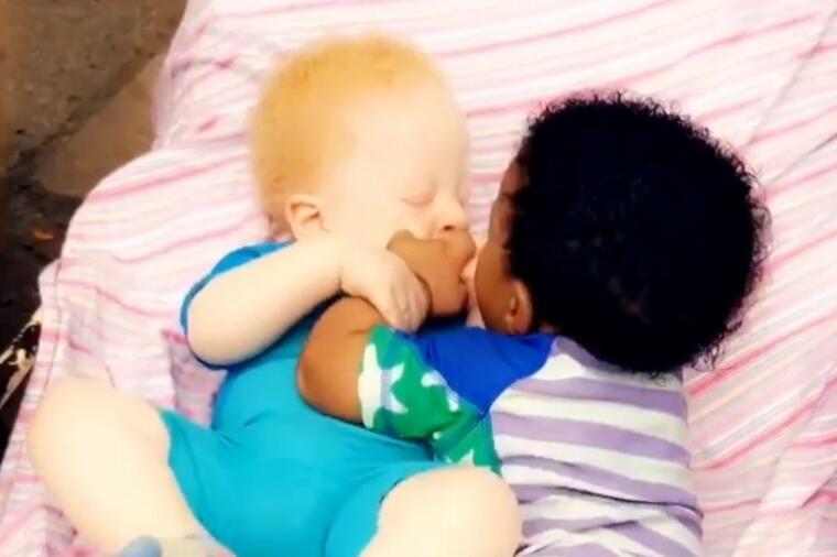 NIKO NE VERUJE DA SU NJIH DVOJICA BLIZANCI: Danas imaju 4 godine a majka ističe da se ne razlikuju samo po boji kože