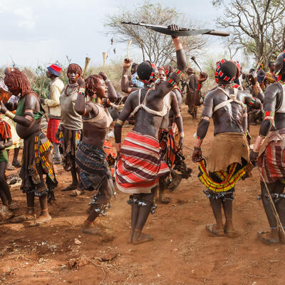 DO KRVI BIČUJU SVOJE ŽENE, LOME IM GRANE OD LEĐA: Najbizarniji ritual afričkog plemena, a tek šta rade mladim dečacima
