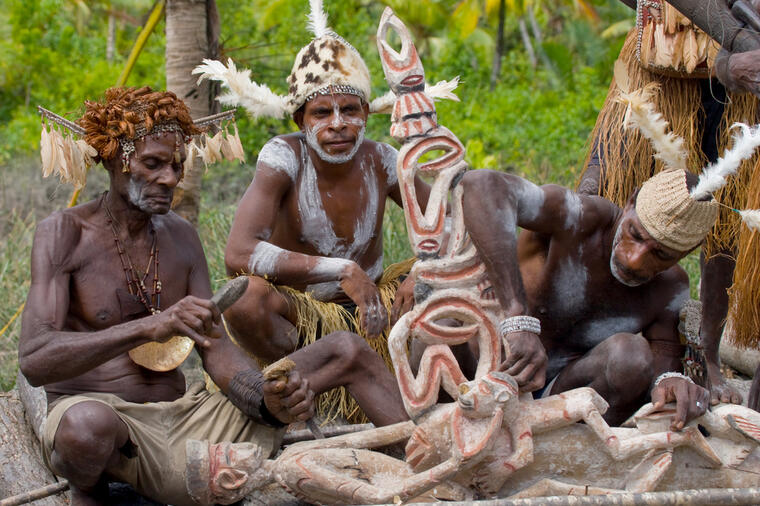 JEDU OSTATKE MRTVIH ROĐAKA, KOSTI I URNU GNJEČE SA BANANAMA: Oni su predstavnici kanibalizma i najbizarnije pleme ikada