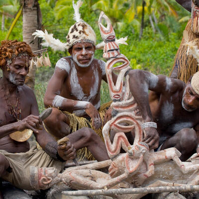 JEDU OSTATKE MRTVIH ROĐAKA, KOSTI I URNU GNJEČE SA BANANAMA: Oni su predstavnici kanibalizma i najbizarnije pleme ikada