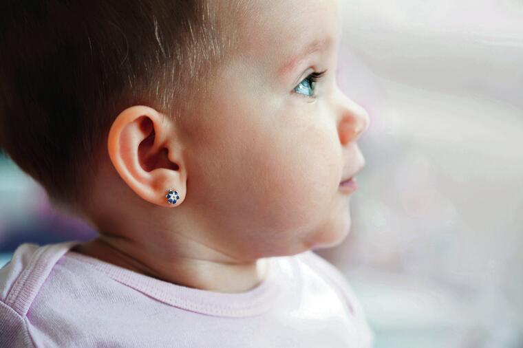 SAČEKAJTE SA STAVLJANJEM MINĐUŠA KOD BEBA: Evo kada stručnjaci savetuju da se detetu probuše uši