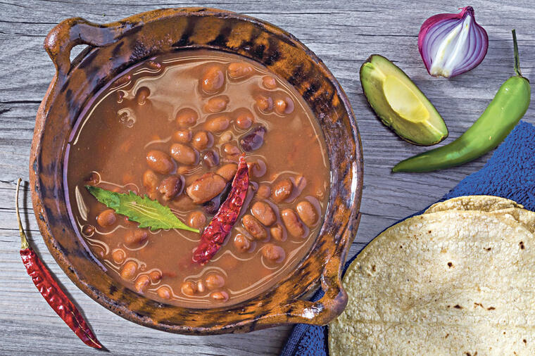 FENOMENALAN MEKSIČKI PASULJ: Oduševiće vas ovaj recept, a posebnu čar jelu daje mleveno meso