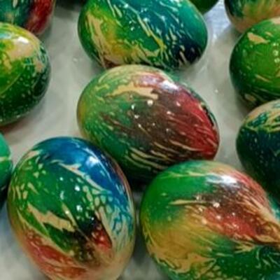OFARBAJTE USKRŠNJA JAJA ONAKO KAKO TO RUSI RADE: Stari trik za jaja koja nalikuju umetničkom delu, kao ulje na platnu