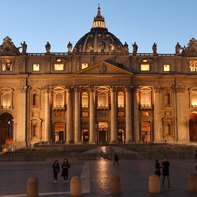 OVO CRKVA IZ 15. VEKA JE NAJVEĆA NA SVETU, A OSLIKALI SU JE MIKELANĐELO I RAFAELO: Bazilika svetih Petra i Pavla u Rimu
