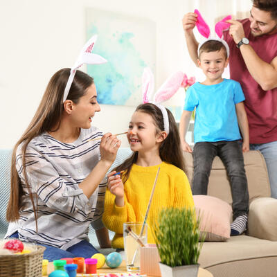 Farbanje jaja sa ubrusom: Trik je fenomenalan, i deca najviše vole kad tako šaraju uskršnja jaja