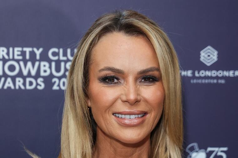 AMANDA HOLDEN POKAZALA SNAGU ŽENE U 53oj: Svojim izgledom ODUŠEVILA i starijim damama pokazala HIT haljinu za PROSLAVE