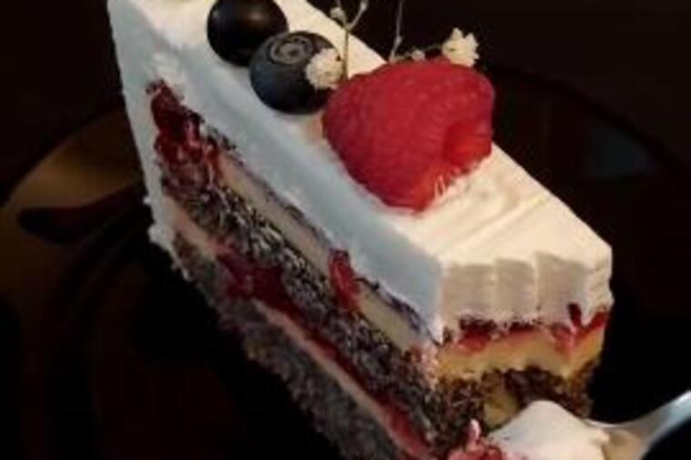 Ako ste ljubitelj maka, ova torta je vaš savršen slatkiš: A ako niste, kad je probate, sigurno ćete postati