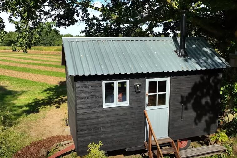 Ima 21 godinu i sa 5.000 evra je sagradio kućicu iz snova: Kada pogledate kako izgleda iznutra, oduševićete se