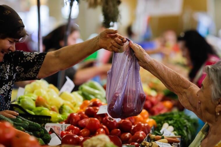 Evo kako da znate da li su krastavac i paradajz prskani ili ne: Trik koji će vam reći kod kog prodavca kupovati