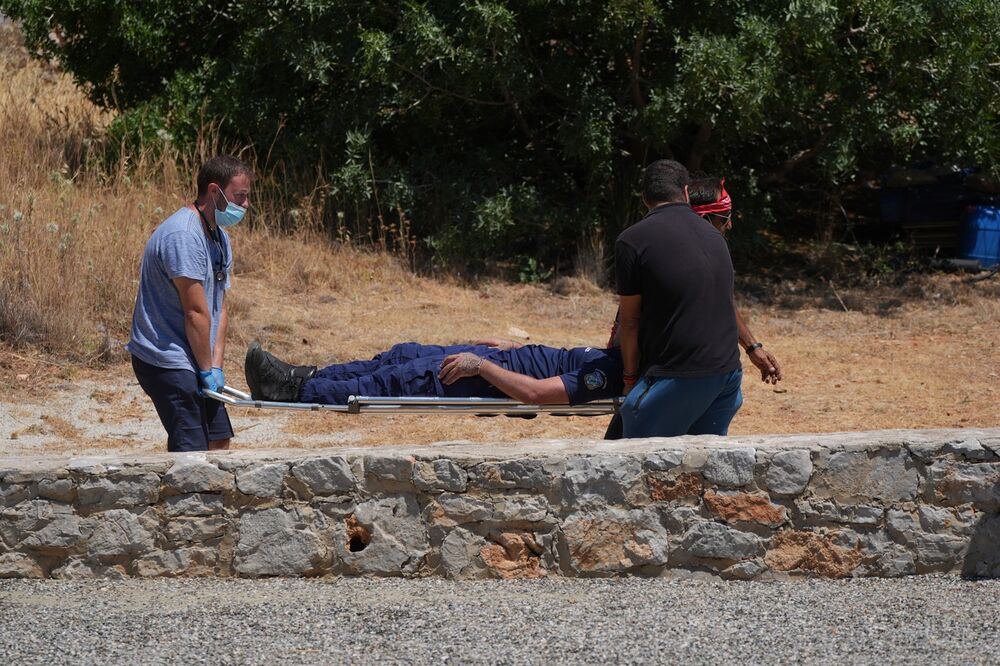 Pripadnici policije prenose telo dr Mozlija 