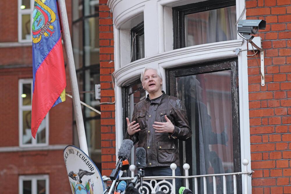 Dok je živeo u Ambasadi Ekvadora u Londonu, često se javnosti obraćao s balkona