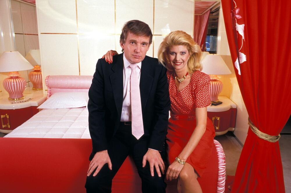 Donald i Ivana Tramp u hotelskoj sobi 