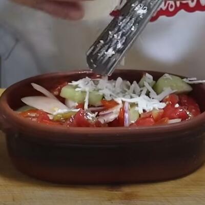 Originalni kafanski recept za šopsku salatu: Tajna dobrog ukusa je u pečenim paprikama