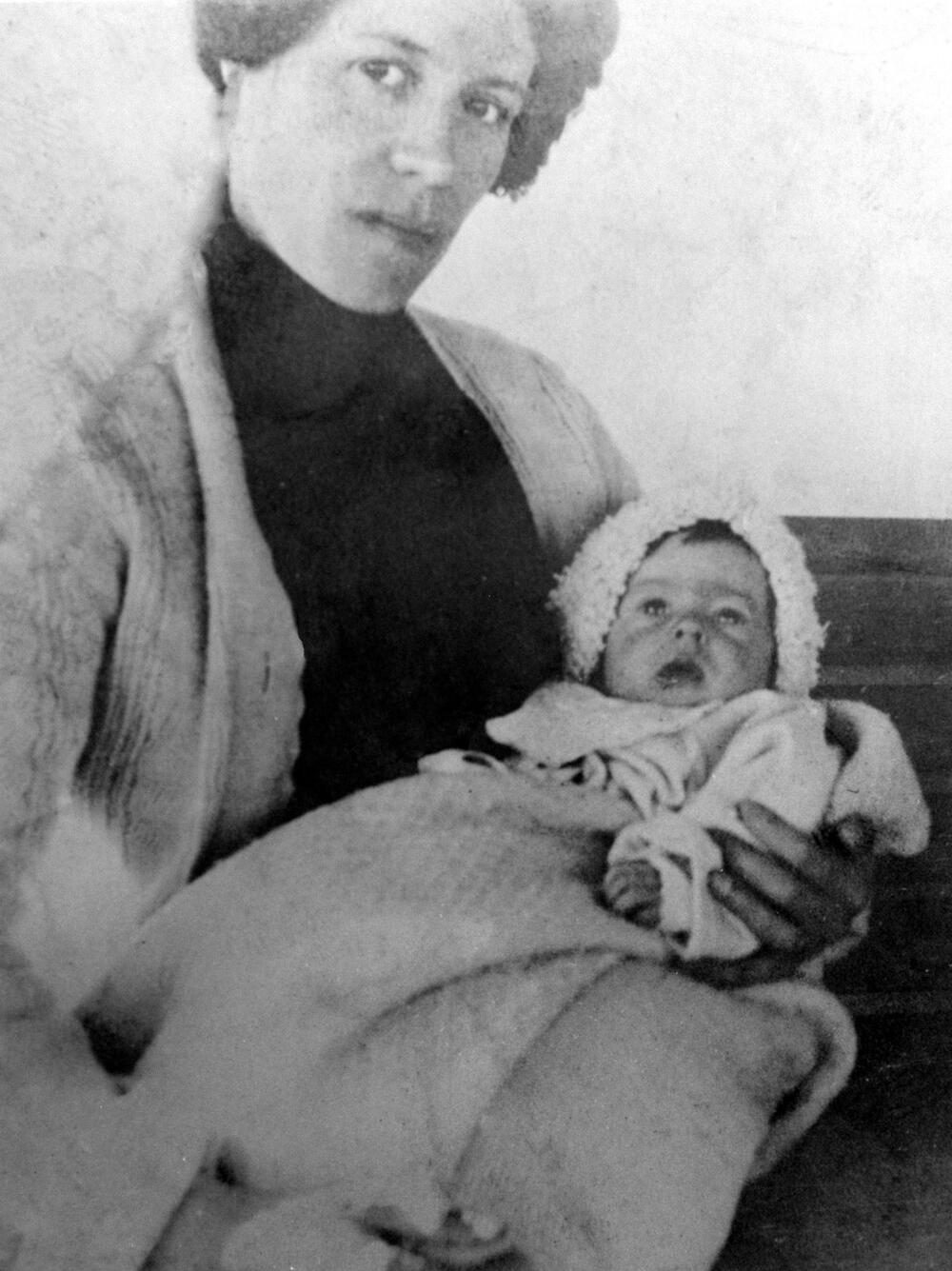 Majka drži dvomesečnu Milvinu 1912.  
