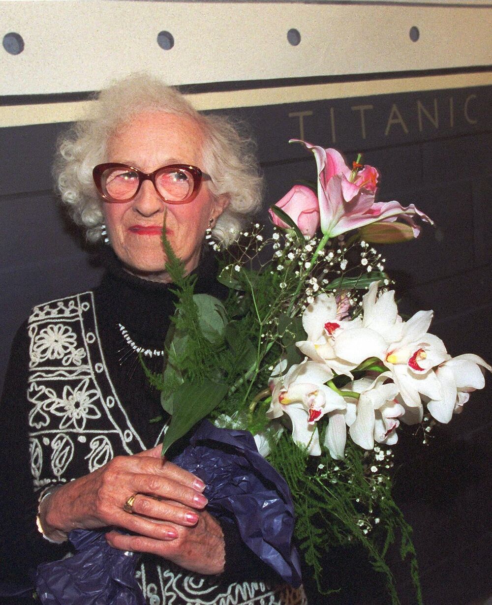 Milvina Din sa cvećem na komemoraciji 