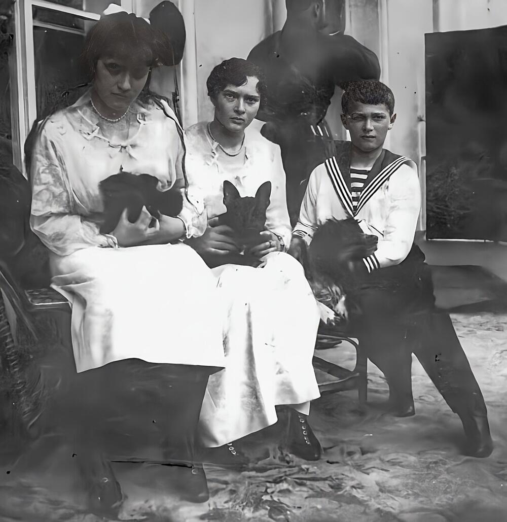 Anastasija, Tatjana i Aleksej sa svojim psima 
